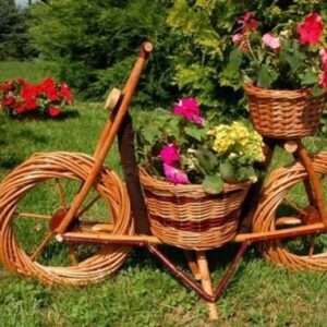 Bicicletta in vimini con cestini per piante