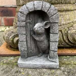 Statua di pietra della porta del topo